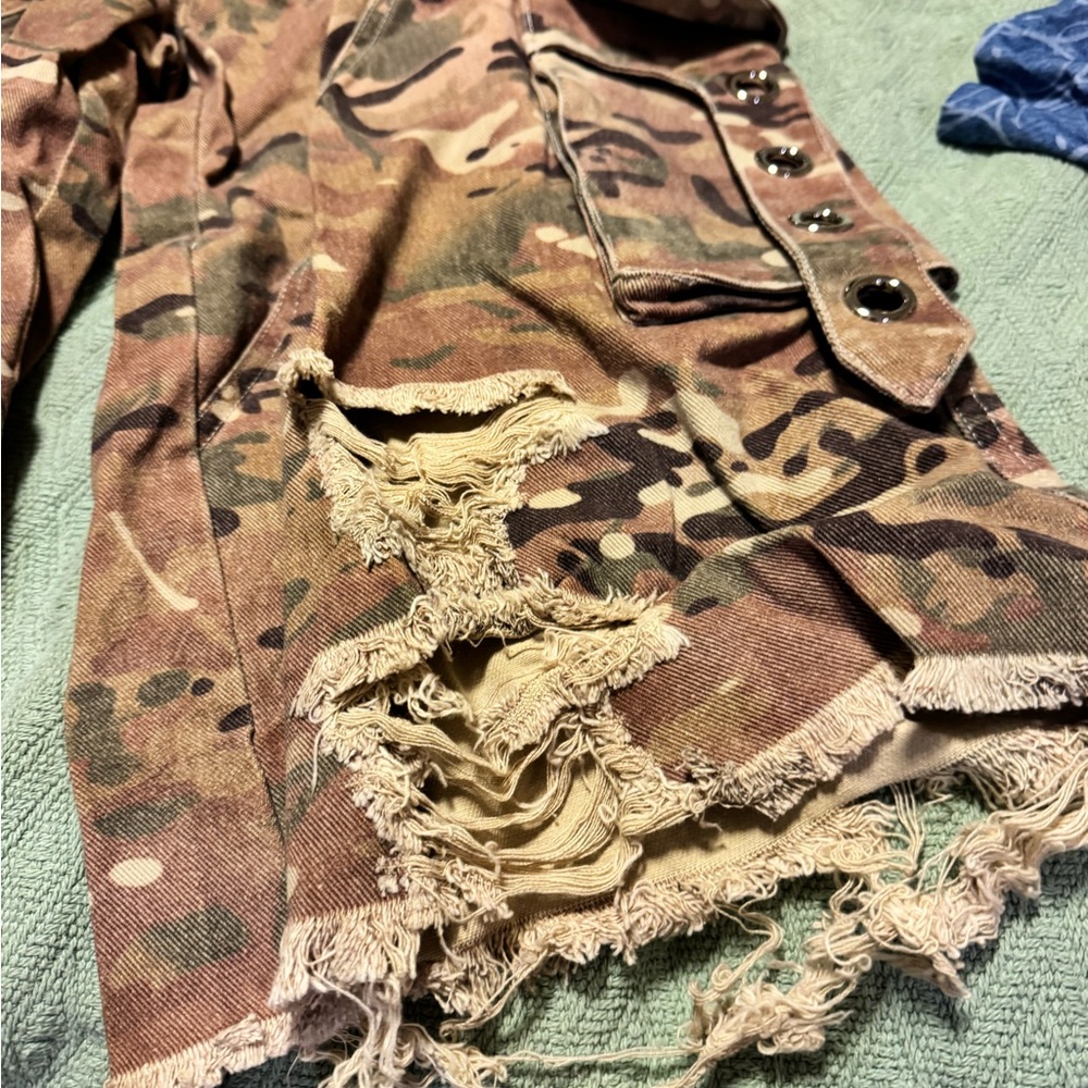 Camouflage Cargo Shorts - Picture 6 of 12